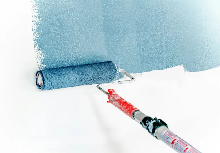 Painting equipment and a roller used for decorative finishing